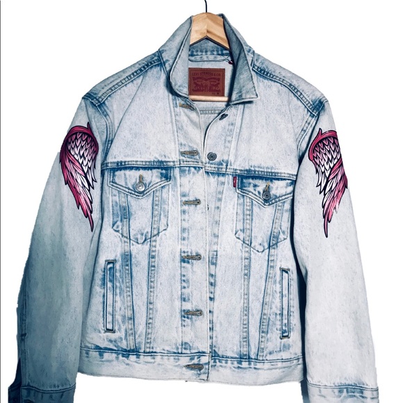 Light wash Levi’s boyfriend trucker denim jacket